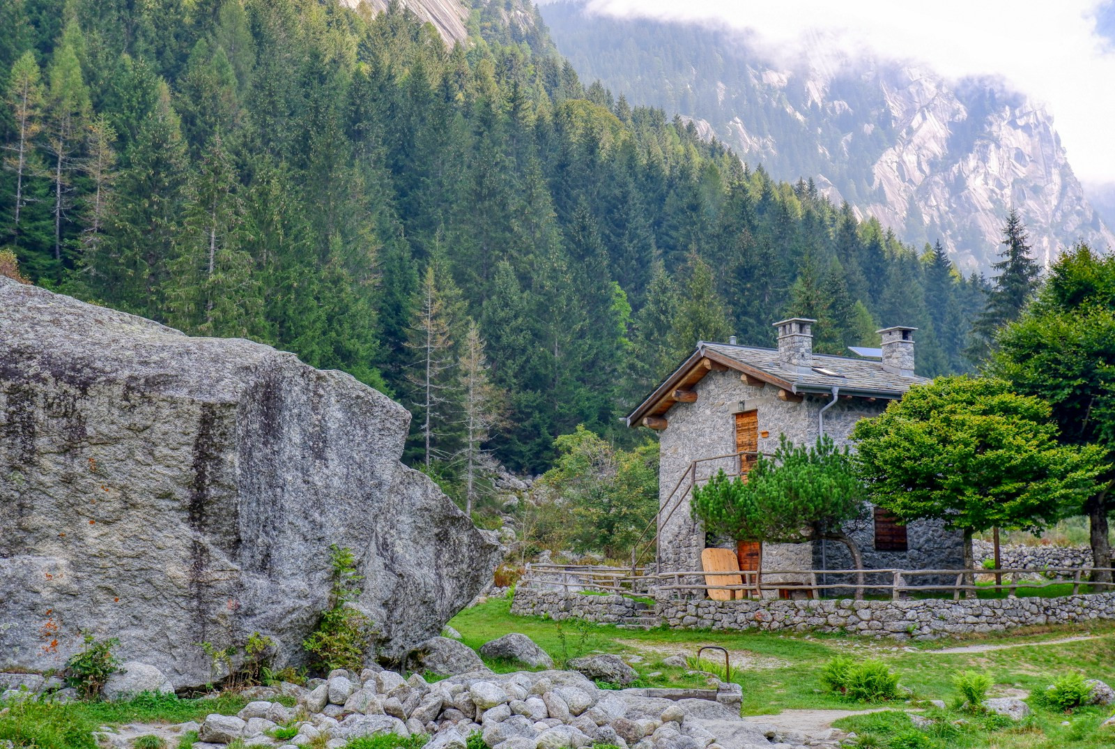a house in the mountains surrounded by trees