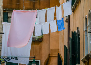 Raar maar waar: Wist jij dat je in Italië een boete kunt krijgen voor te harde slippers op de boulevard?