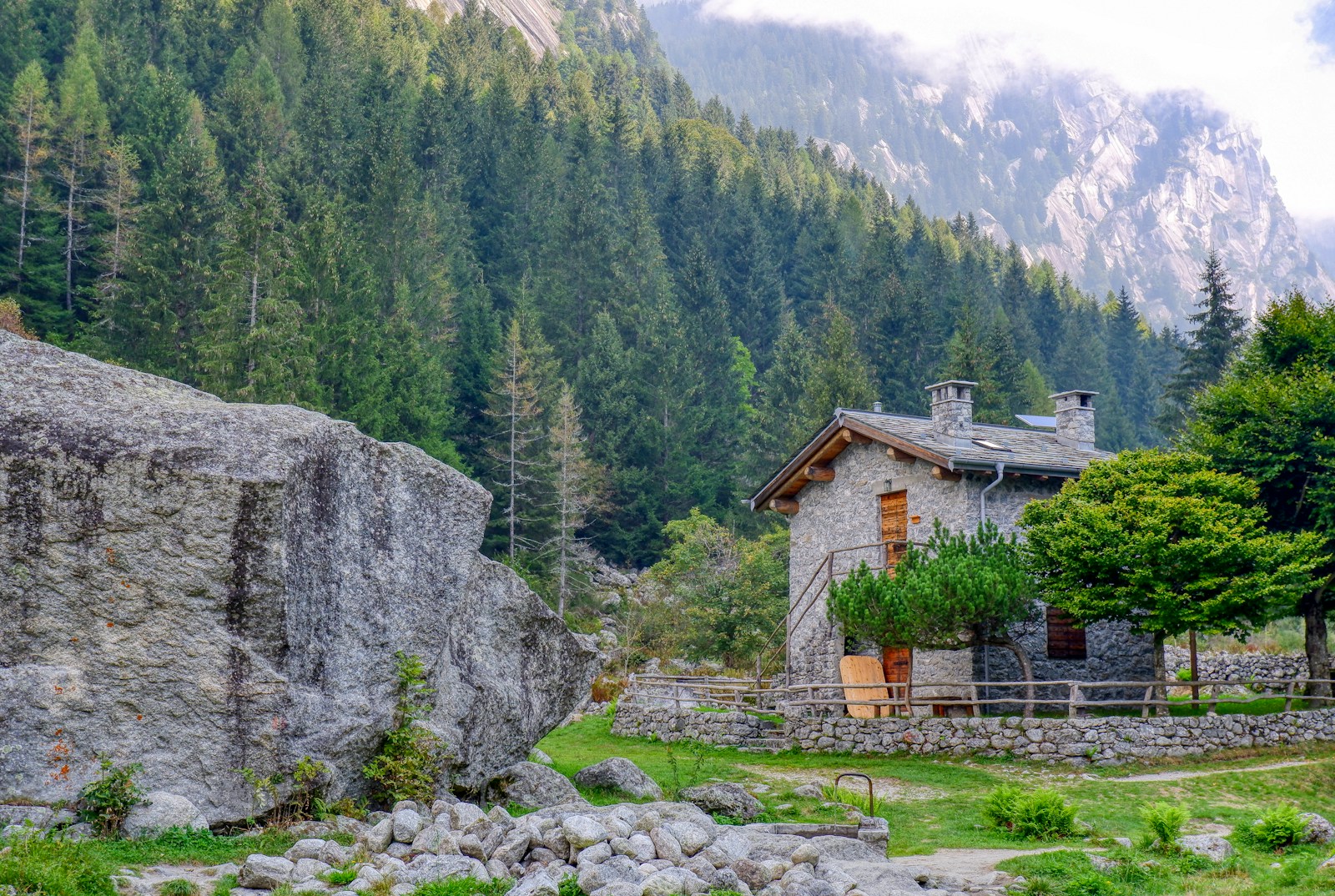 a house in the mountains surrounded by trees