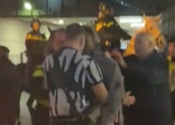 Agent maakt tokkie met heuptasje heel snel duidelijk dat het over is met de pret