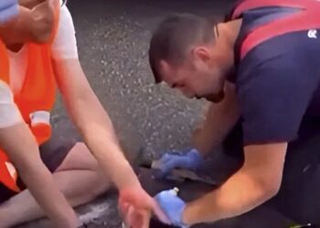 Klimaatactivisten krijgen bezoek van karma wanneer ze beseffen dat hun handen écht aan cement vastzitten