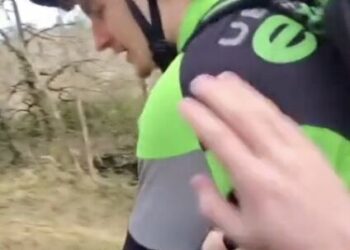 Irritant ventje munt het op fietsbezorger en duwt hem van de weg