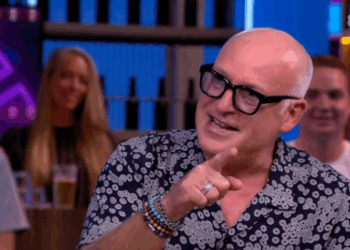 René van der Gijp wordt beschuldigd van grensoverschrijdend gedrag: “Mijn borsten”