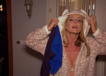 Chantal Janzen is iets vergeten aan te trekken