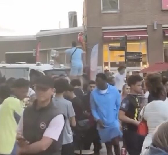 Gastjes met nektasjes gaan provocerend op politiewagens staan