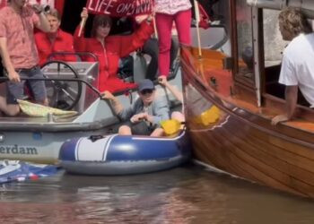 Rondvaartboot weigert te stoppen voor Extinction Rebellion