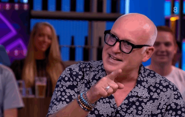 René van der Gijp wordt beschuldigd van grensoverschrijdend gedrag: “Mijn borsten”
