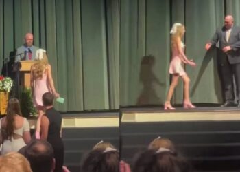 Meisje is jarenlang gepest en weigert nu de hand van de docenten te schudden