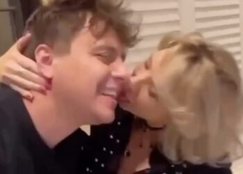 Gast ‘fixt’ oudere vrouw op straat – maar die zoen was blijkbaar toch minder lekker