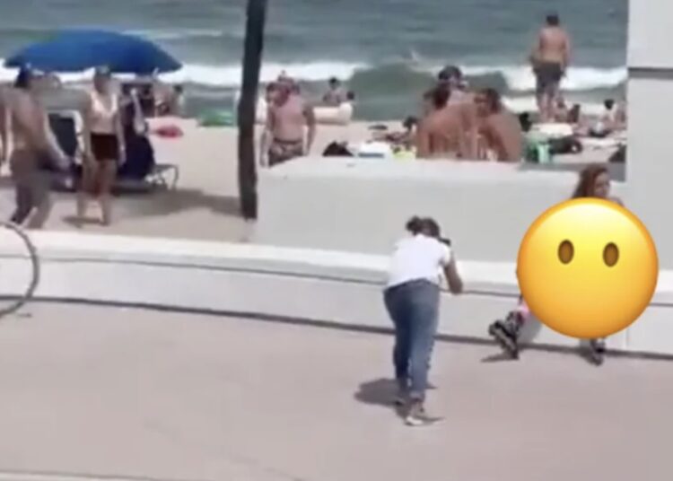 Wanneer je met je vrouw op vakantie bent een appetijtelijk iemand ziet op het strand