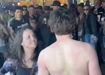 Moeder ziet haar zoon ruzie maken op het festival en grijpt meteen in