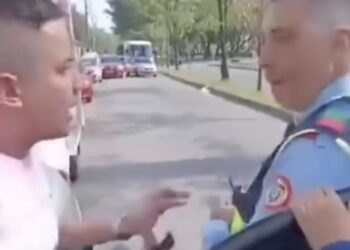 Man weigert mee te werken aan zijn aanhouding maar krijgt een paar seconden later bezoek van karma