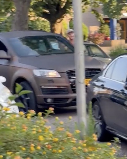 Gast zonder shirt verliest de controle over zichzelf