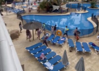 Ondertussen in Spanje: ‘Om 07:00 naar een bedje sprinten en handoekje leggen…’