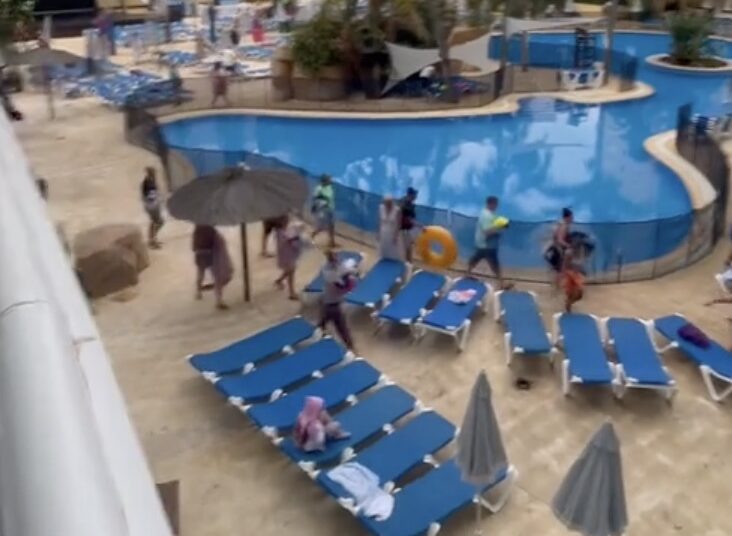 Ondertussen in Spanje: ‘Om 07:00 naar een bedje sprinten en handoekje leggen…’