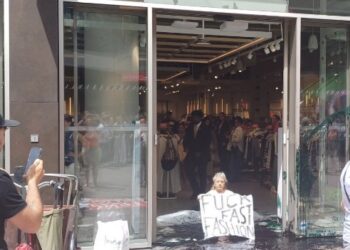 Extinction Rebellion is bezig en gooit met olie in winkelstraat!