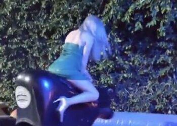 In een veelte kort jurkje plaatsnemen op een mechanische stier is natuurlijk vragen om problemen