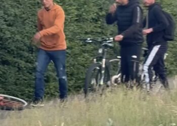 Omstander filmt hoe mannen andere man lastigvallen