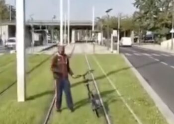 Verwarde man wordt agressief zodra de Tram duidelijk maakt dat hij weg moet wezen