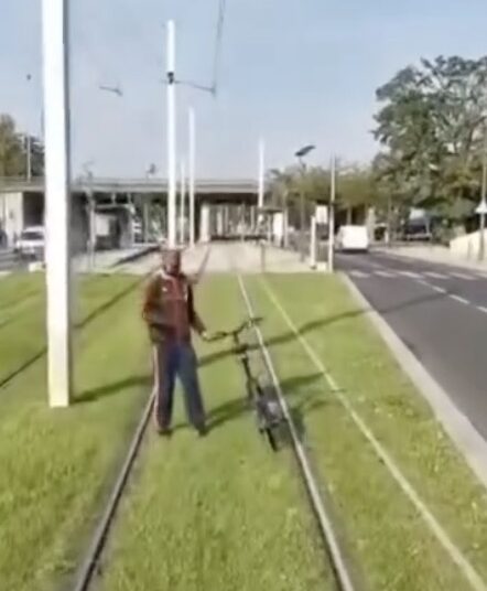 Verwarde man wordt agressief zodra de Tram duidelijk maakt dat hij weg moet wezen