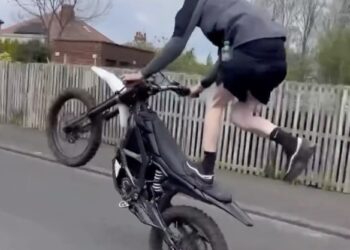 Gastje op motor wil indruk maken op de rest met gekke stunts.. Even later heeft hij spijt