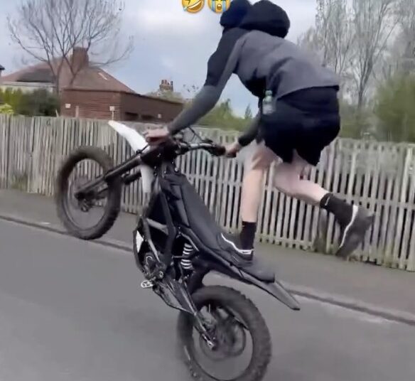 Gastje op motor wil indruk maken op de rest met gekke stunts.. Even later heeft hij spijt