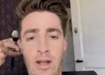 Foutje! Froukje de Both stormt in ondergoed kleedkamer binnen