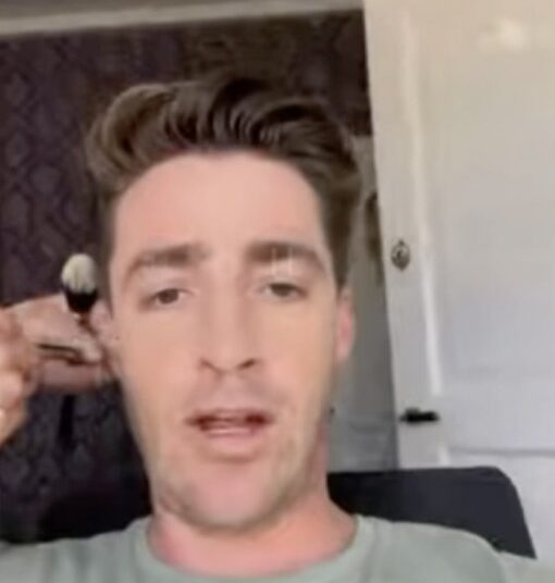 Foutje! Froukje de Both stormt in ondergoed kleedkamer binnen