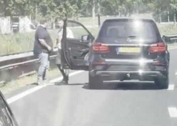 Twee mannen op de snelweg bij Den Bosch maken met de vuisten uit wie er gelijk heeft