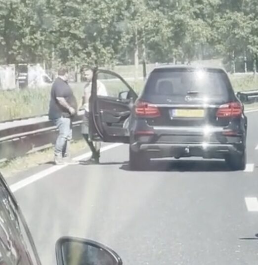 Twee mannen op de snelweg bij Den Bosch maken met de vuisten uit wie er gelijk heeft