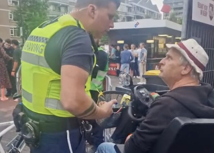 VIDEO: Gaat de handhaver gaat hier te ver? “Wil jij tikken hebben ofwat?”