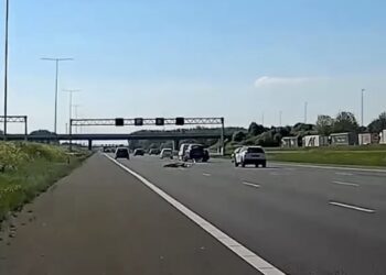 Auto filmt met zijn dashboardcamera een wel heel bijzonder object midden op de snelweg