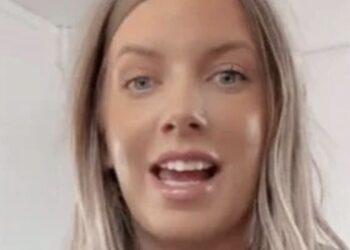 Oeps: Ze verstuurd foto in de familiegroep maar vergeet één ‘pikant’ detail