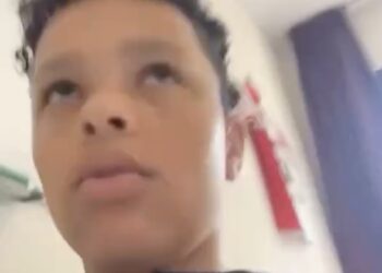 Stoere tiener heeft verschrikkelijk grote mond als meneer agent hem thuis komt arresteren