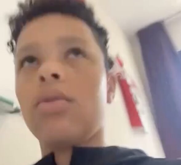 Stoere tiener heeft verschrikkelijk grote mond als meneer agent hem thuis komt arresteren