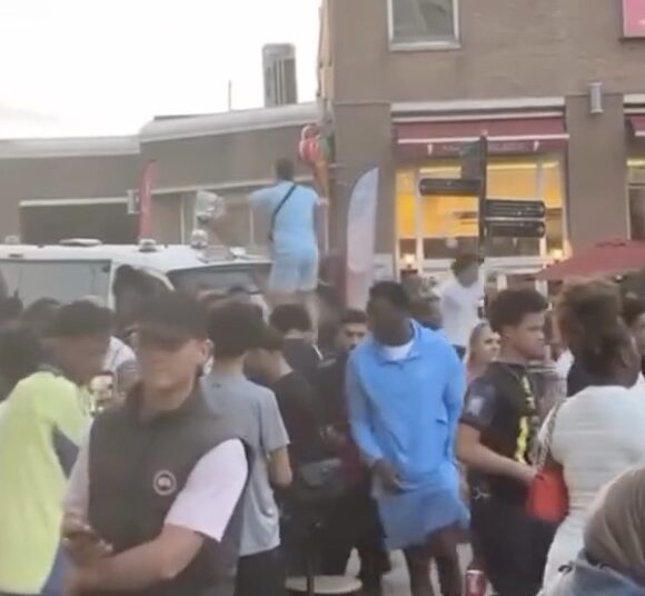 Gastjes met nektasjes gaan provocerend op politiewagens staan