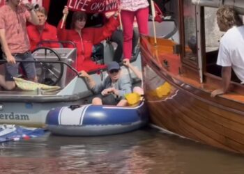 Rondvaartboot weigert te stoppen voor Extinction Rebellion