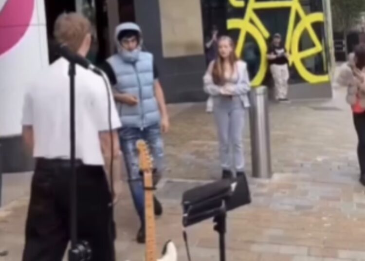 Straatartiest lastiggevallen en geslagen door groepje jongeren