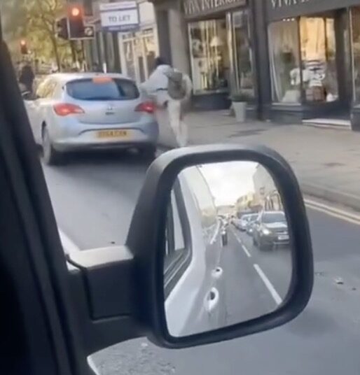 Verhaal halen bij wegrijdende auto gaat fout