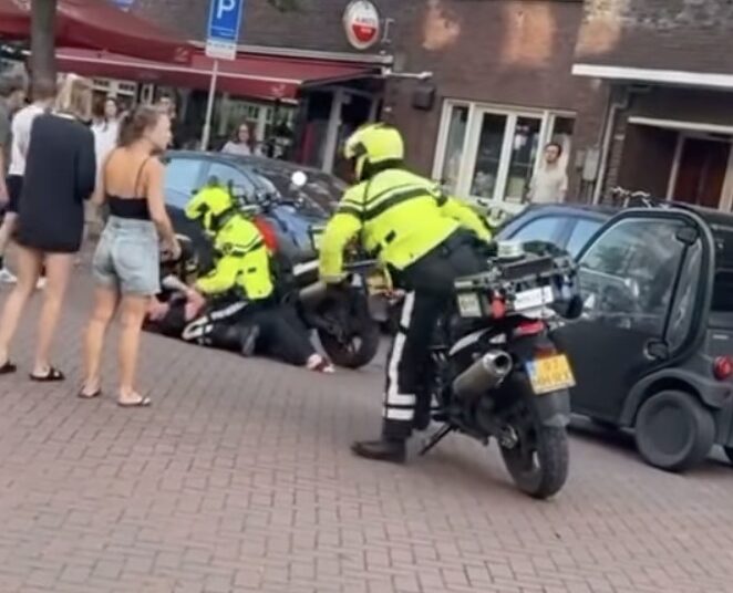 Vrouw wordt aangehouden, maar krijst de hele buurt bij elkaar. Even later wordt ze overmeesterd door tien agenten.