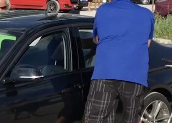 Man twijfelt geen seconde wanneer hij een hond opgesloten ziet in een snikhete auto.