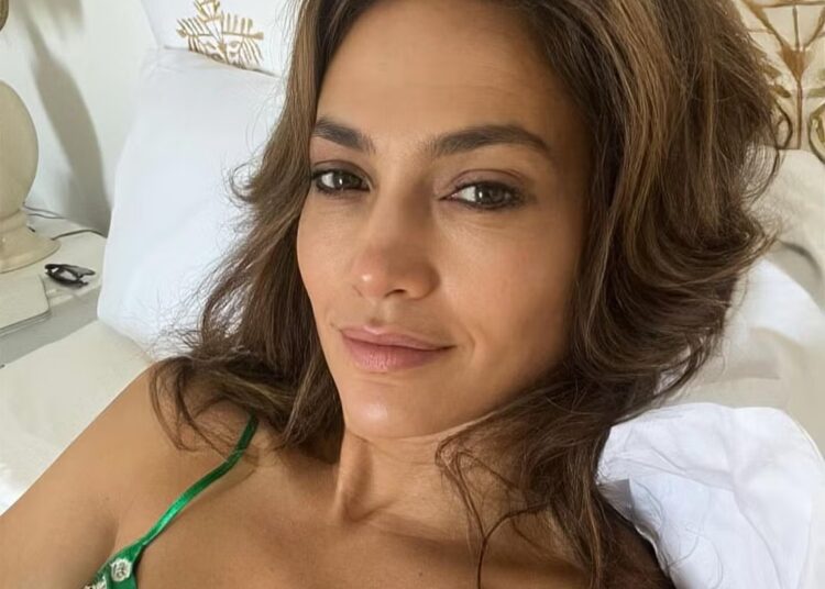 Jennifer Lopez verliest rokje op podium