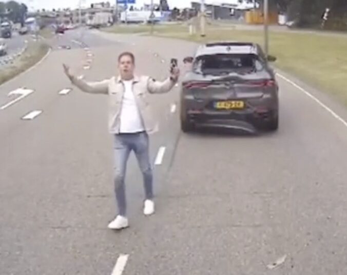 VIDEO: Alfa Romeo-rijder doet stoer en remt keihard voor vrachtwagenchauffeur.. Auto total loss..