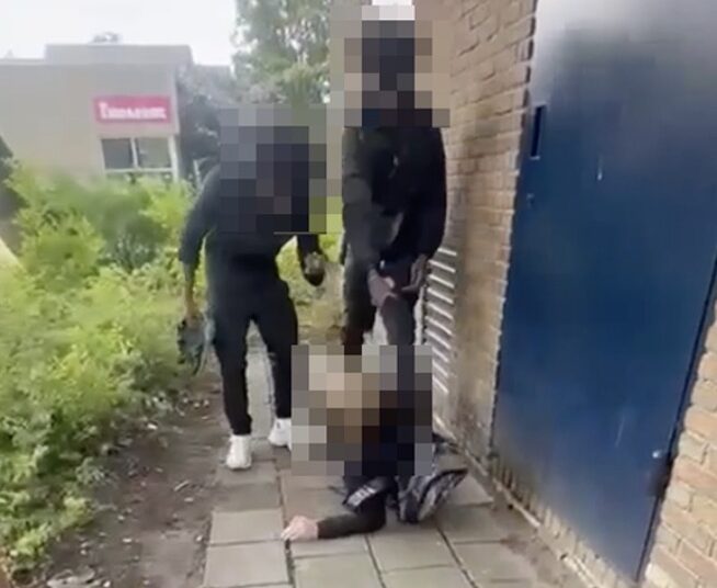Deze beelden uit Amstelveen gaan hard rond. Twee mannen vallen één jongen aan..