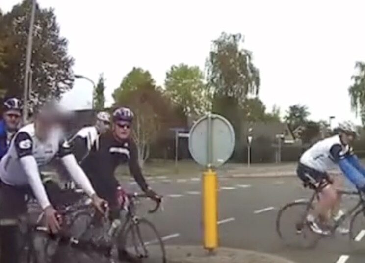 Oude mannen op racefietsen claimen voorrang en verwachten dat jij gewoon stopt