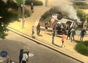 Mercedes vliegt over de kop en landt in bloemperk