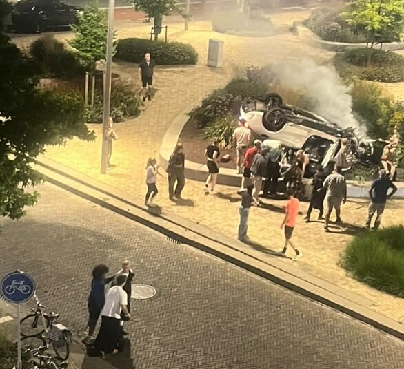 Mercedes vliegt over de kop en landt in bloemperk