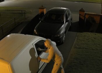 Man betrapt een man in zijn busje midden in de nacht. Moet je even zien wat hij doet