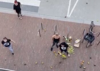 Vrouwen slopen supermarkt met fruit: wat is hier aan de hand?