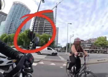 Vrouw fietst lekker door rood – en krijgt motorrijder vol tegen haar onderlip